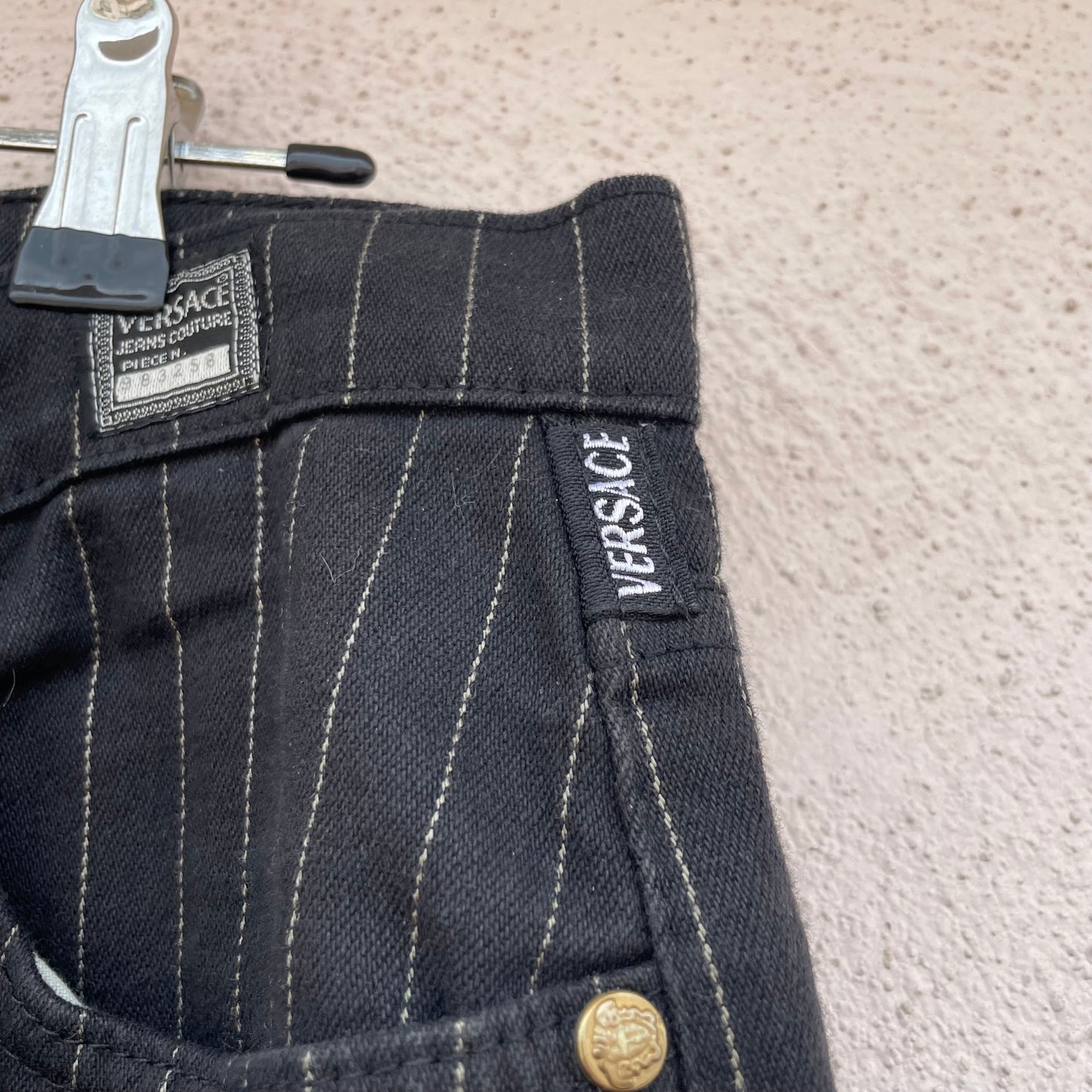 Jeans gessati Versace