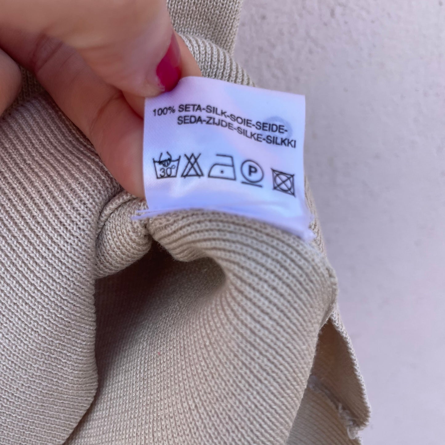Top in maglia di seta sabbia
