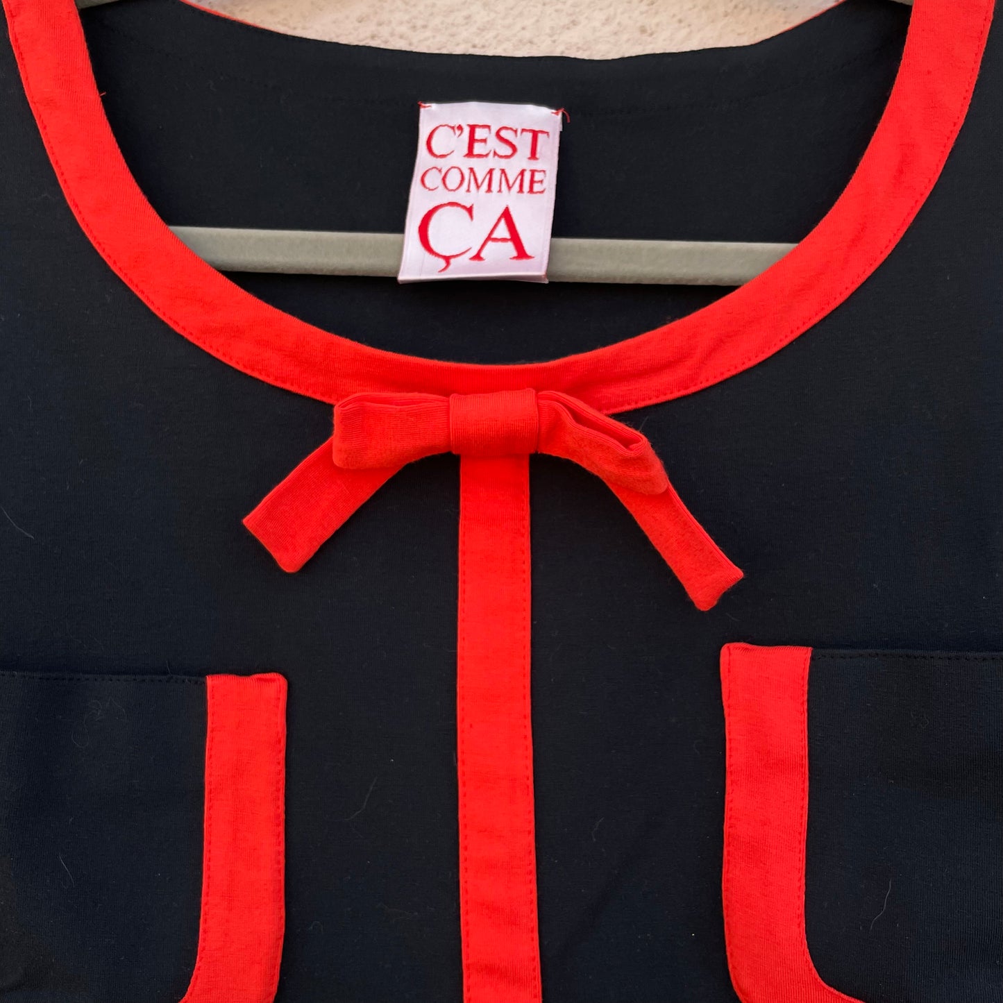 Top nero dettagli rossi