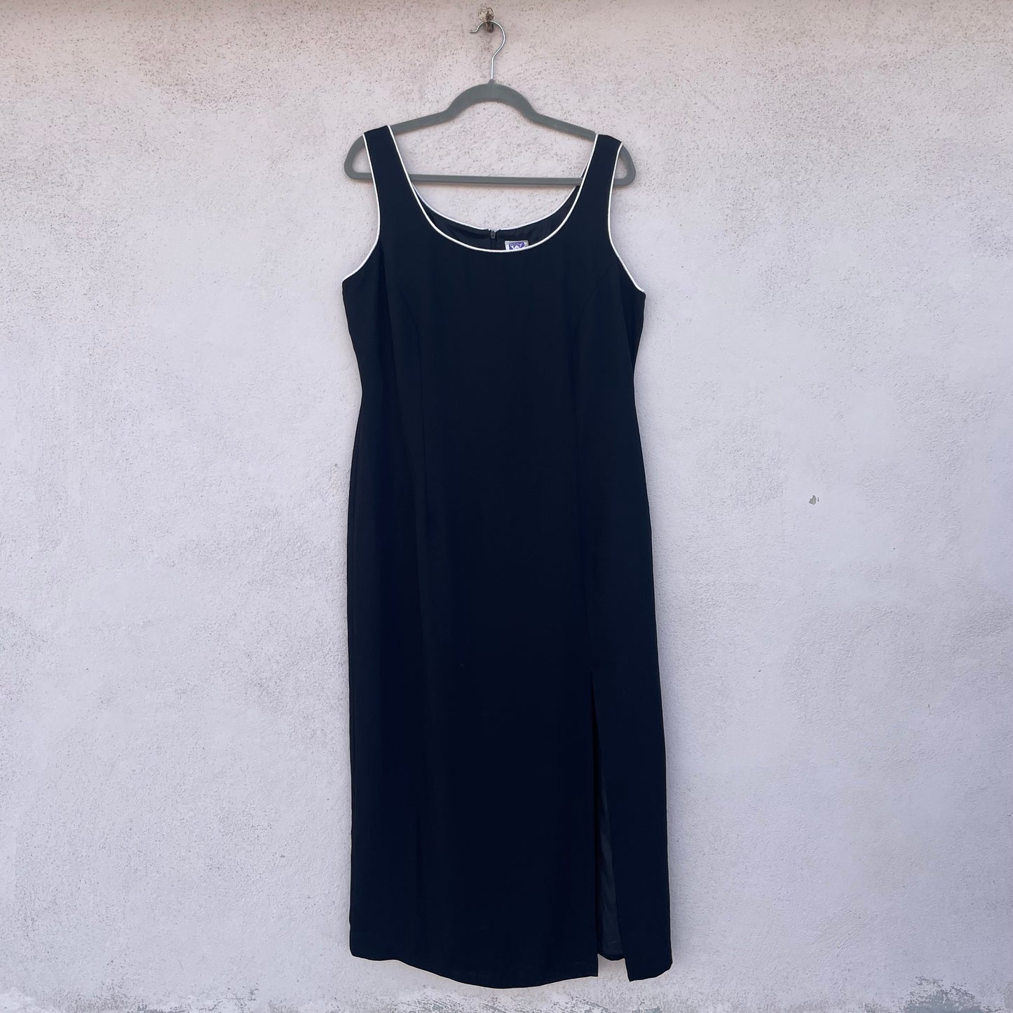 Abito nero profilo bianco