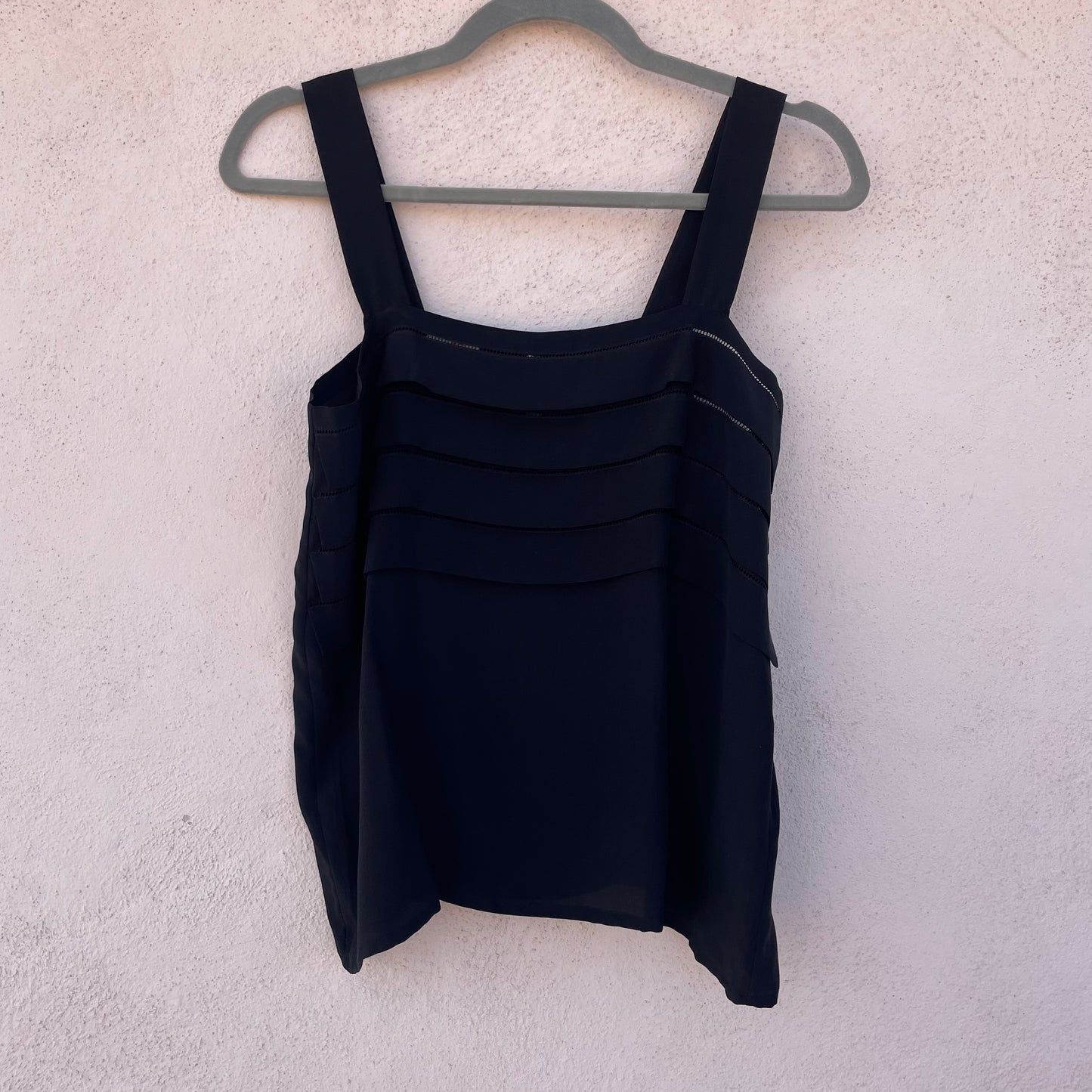 Top in seta nera