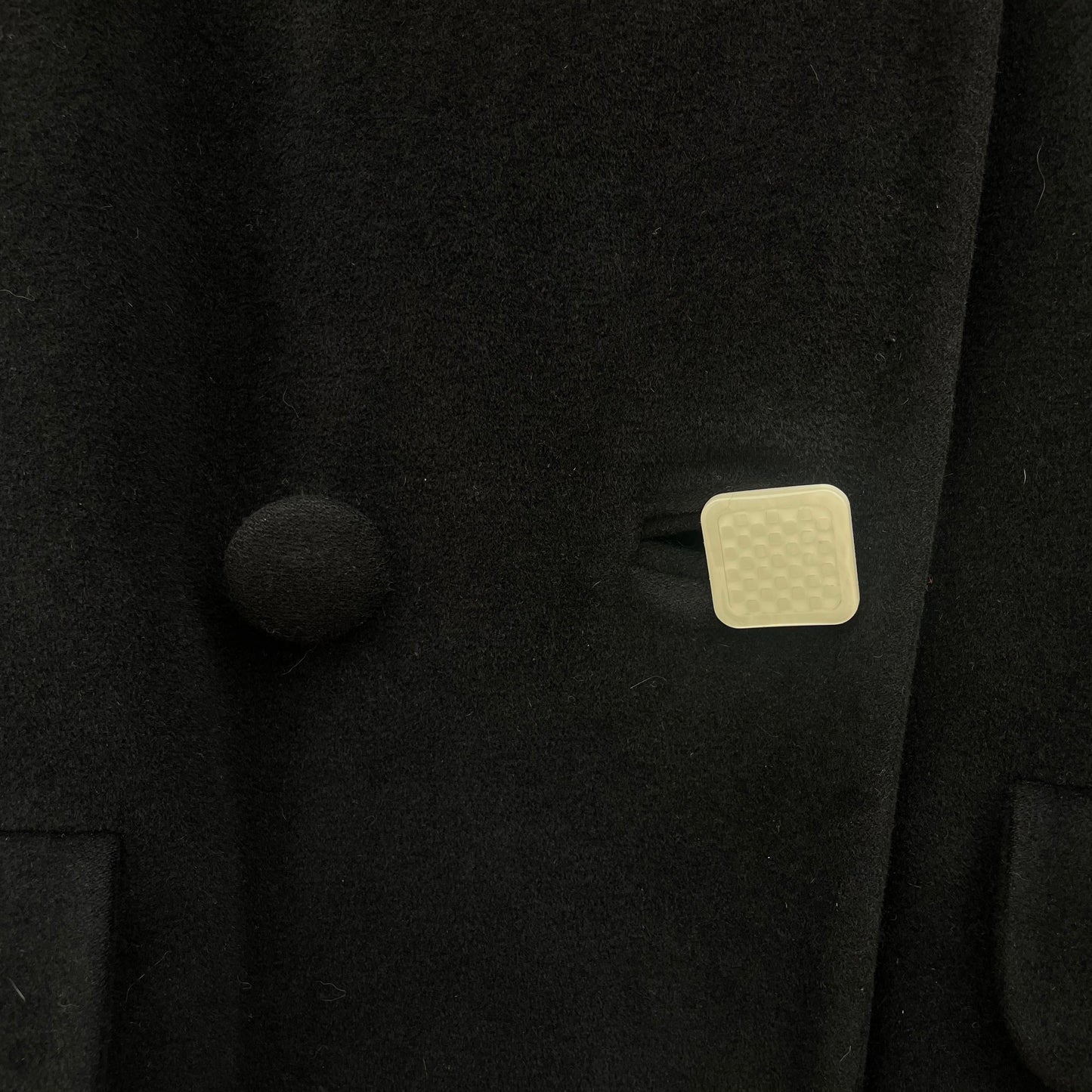 Cappotto nero bottoni