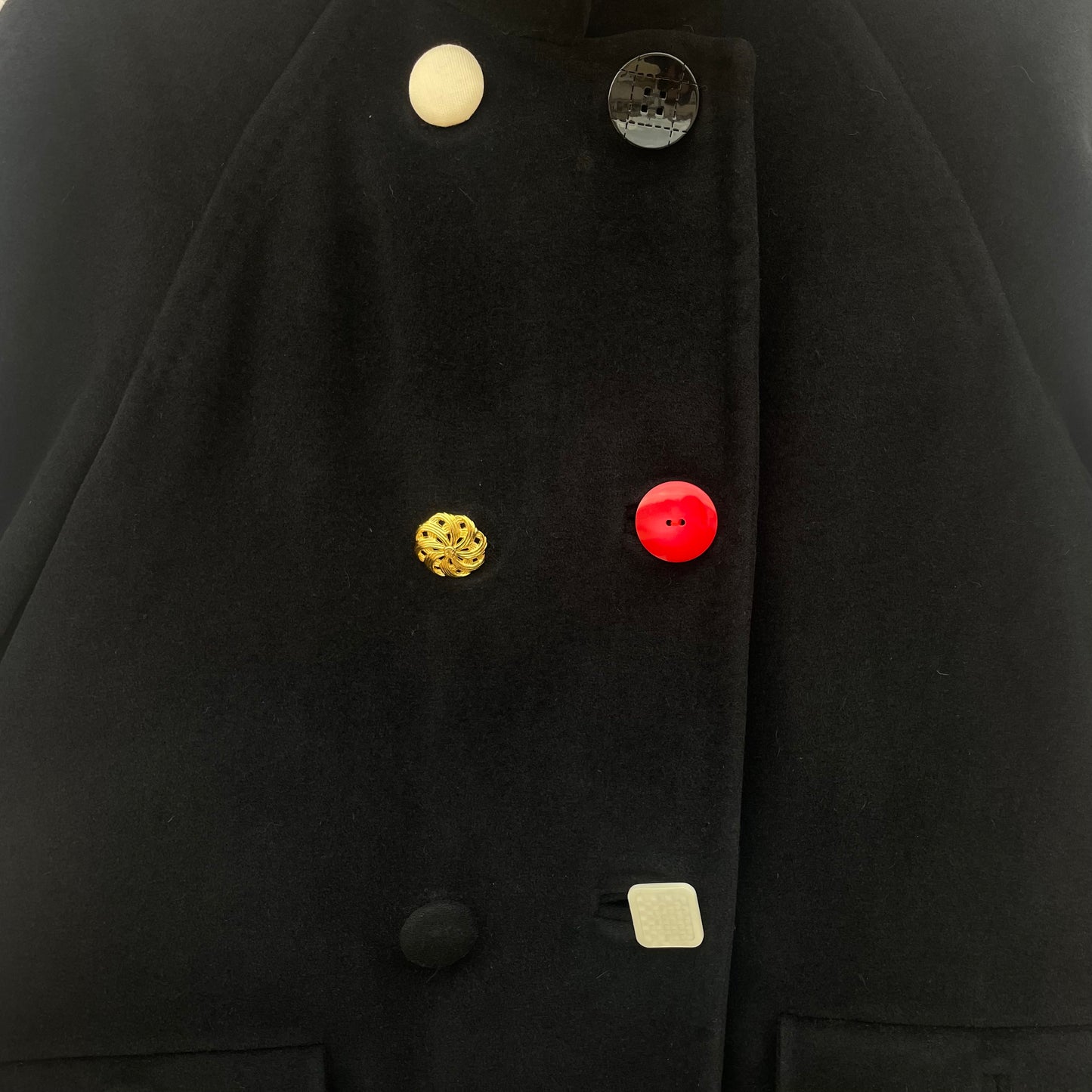 Cappotto nero bottoni