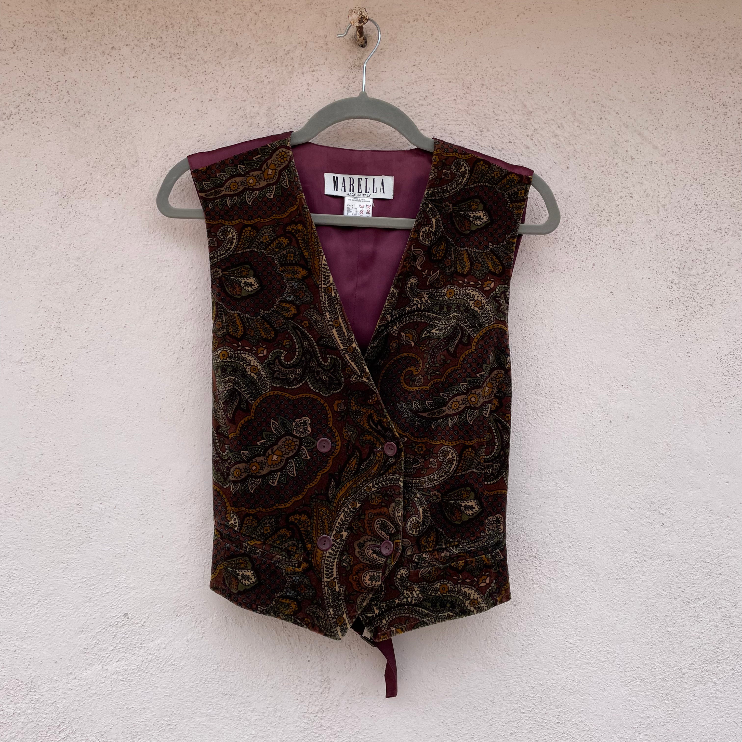 Elegante gilet da smoking color vino e papillon, per matrimoni